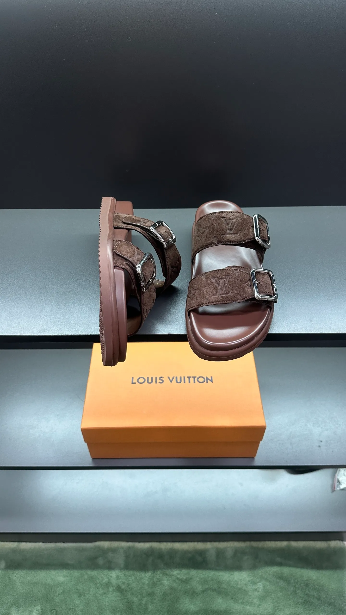 P340 🔍LV Men's Spring and Summer Slippers Counter Synchronization. The uppers are imported cowhide fabrics from Italy, with logo graphics and high-quality craftsmanship. Soles: original soles specially provided by the original factory. Exclusive movable molded soles are super comfortable. Original factory follow-up orders. 🔍🔍High quality. You can enter and leave the counter at will. Welcome to compare. Code number 38-45 No. 058